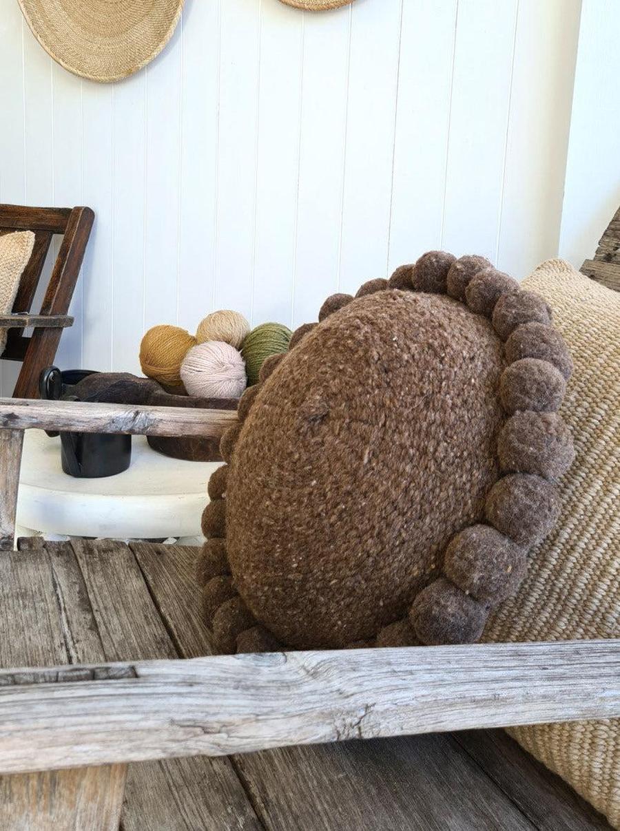 ROUND WITH POM POMS - MEDIUM | COFFEE-The Andes Project