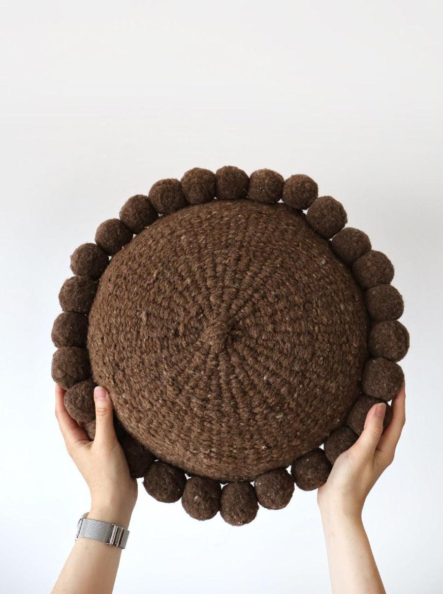 ROUND WITH POM POMS - MEDIUM | COFFEE-The Andes Project