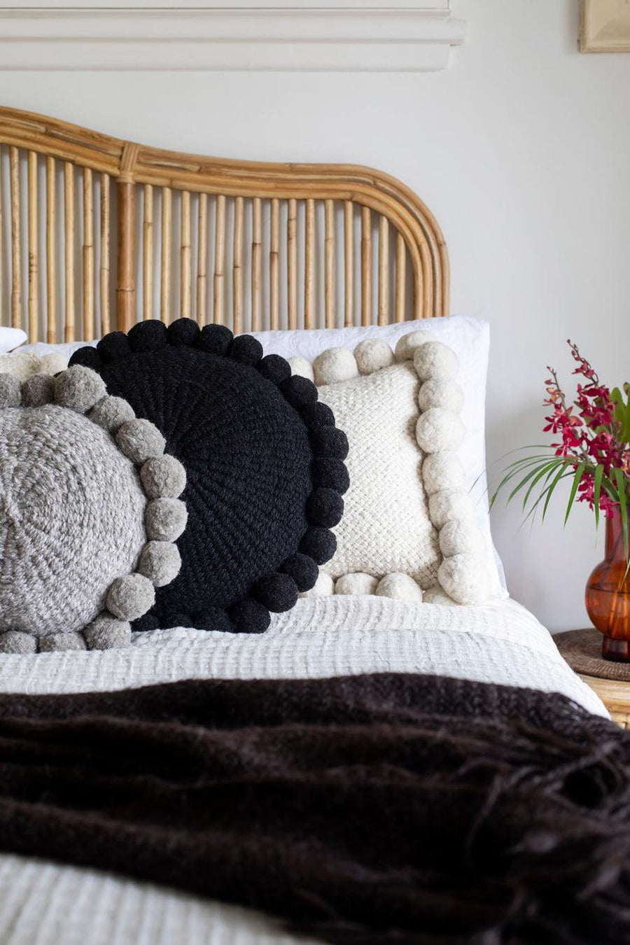 ROUND WITH POM POMS - MEDIUM | BLACK-The Andes Project
