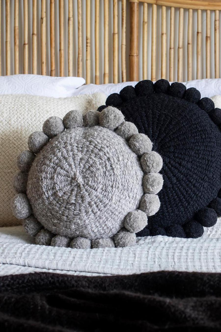 ROUND WITH POM POMS - MEDIUM
