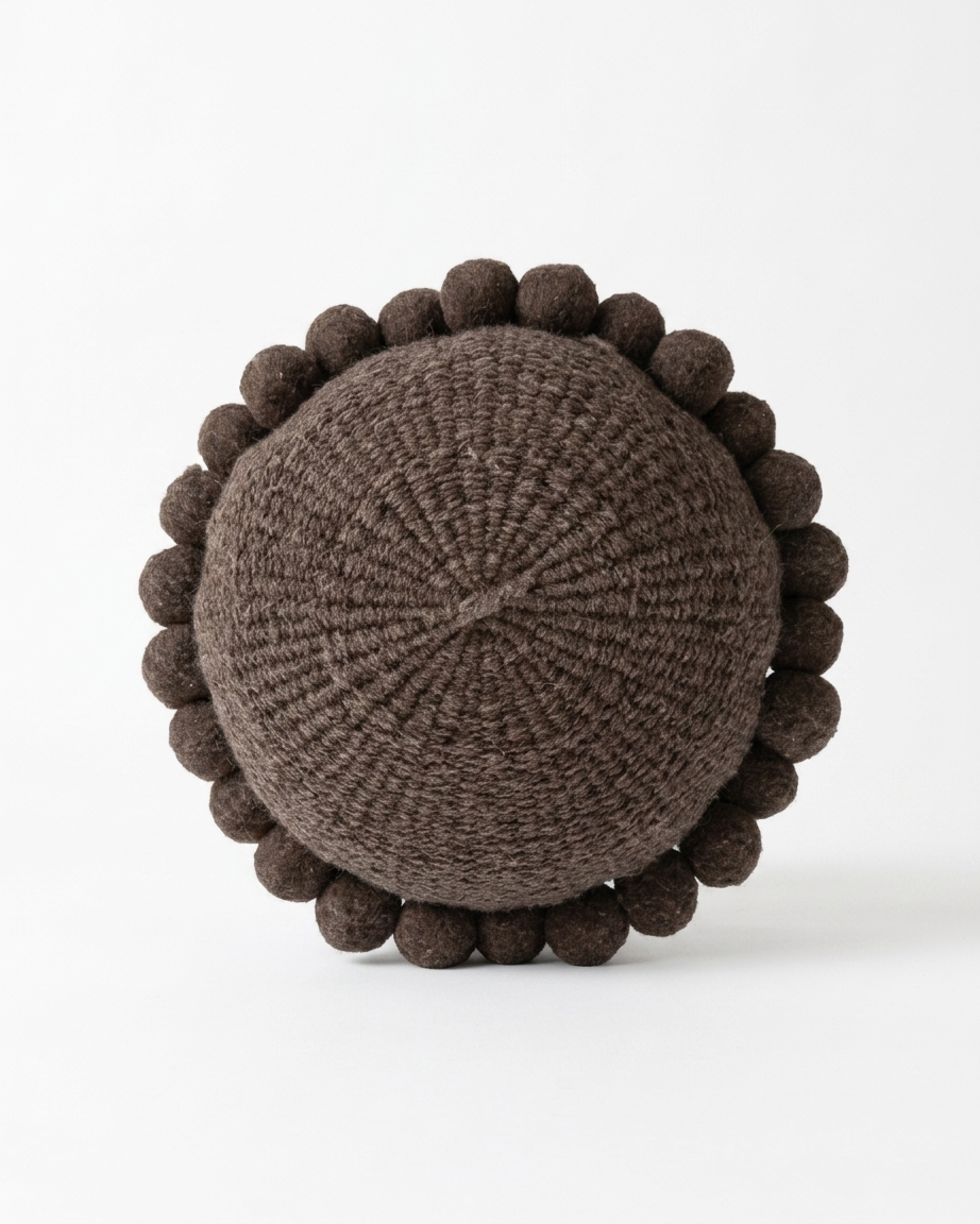 ROUND WITH POM POMS - MEDIUM