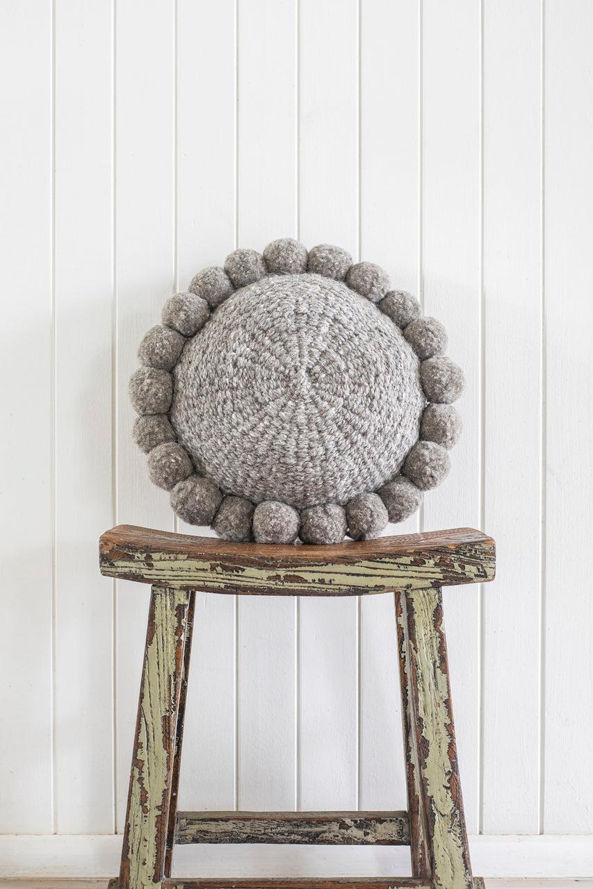 ROUND WITH POM POMS - MEDIUM